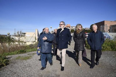 L'alcalde Larrosa i la primera tinent d'alcalde Montse Mínguez camí dels miradors del Secà..