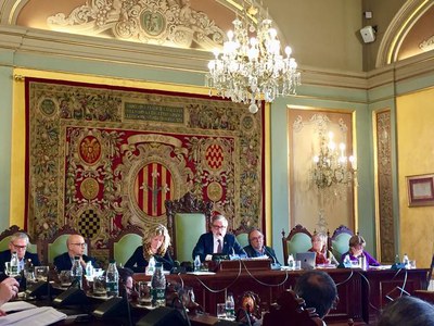 El paer en cap, Fèlix Larrosa, intervé al Ple de l'Ajuntament de Lleida..