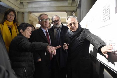 L'arquitecte municipal Jaume Terés explica el projecte a l'alcalde, el ministre, la consellera i la delegada del Govern a Catalunya.