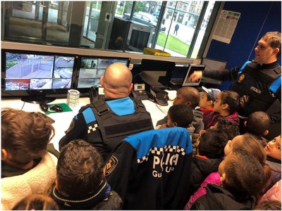 Aquest curs 18 centres educatius, amb uns 825 alumnes, s’han inscrit per fer la visita a la Caserna de la Guàrdia Urbana de Lleida.