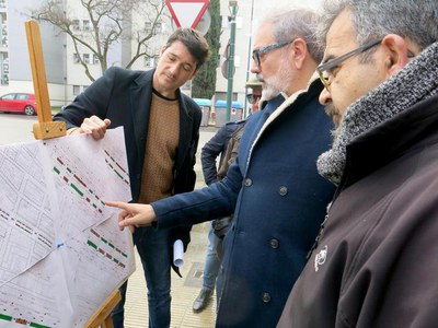 El paer en cap, Fèlix Larrosa, amb els tècnics municipals, han presentat el projecte guanyador a Pardinyes als pressupostos participatius.