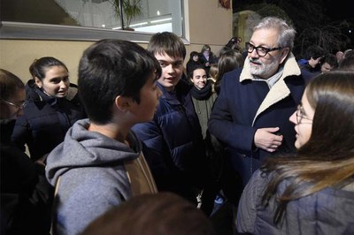 El paer en cap conversant amb alguns dels joves de l'Orfeó.