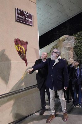 L'alcalde ha descobert la placa, acompanyat pel president de l'Orfeó.