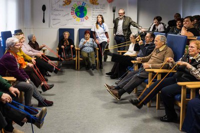 El paer en cap, Fèlix Larrosa, ha acompanyat els i les usuàries del Centre de Dia de Magraners en la sessió de gimnàstica d'aquest matí.