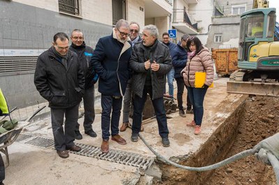 L'alcalde, Fèlix Larrosa, ha visitat amb els veïns i les veïnes del barri de Magraners les obres al carrer Arboló.