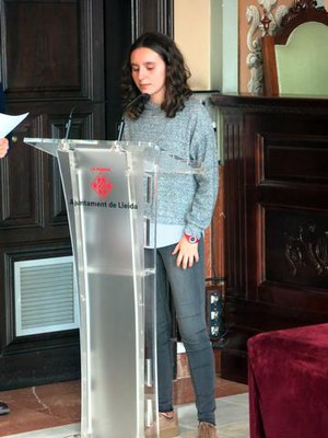 Bruna Masagué, llegint la carta amb què ha guanyat el primer premi del Primer cicle de l'ESO.