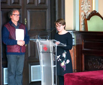 Pilar Roig llegint l'article pel qual ha estat premiada.