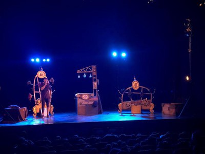 'Hats' forma part del cicle d'espectacles familiars que compta amb la col·laboració de la Fundació IberCaja.