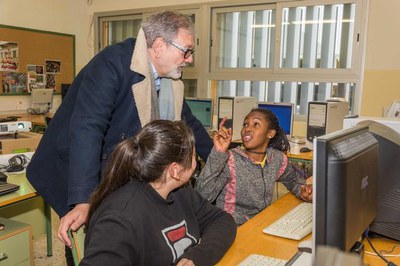 El paer en cap, Fèlix Larrosa, amb alumnes del centre Santa Maria de Gardeny, de la Mariola.