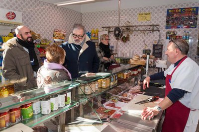 Fèlix Larrosa ha saludat comerciants de la Mariola en la visita que avui ha fet al barri.