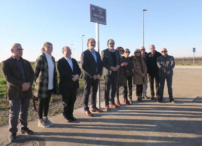 El paer en cap, Fèlix Larrosa, i els familiars de Maria Tersa, en la inauguració del carrer que porta el nom de la primera locutora de Ràdio Lleida. ….