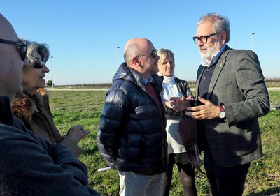 L'alcalde, Fèlix Larrosa, conversant amb els familiars de Maria Tersa que han assistit a la inauguració del carrer que porta el nom de la primera veu….