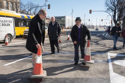 El paer en cap i el president de l'associació de veïns de Noguerola, Pep Mòdol, han obert el pas als vehicles.