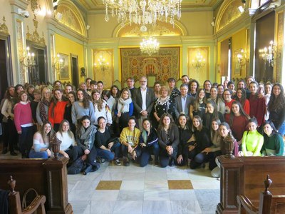 Foto d'un grup d'alumnes en pràctiques a la Paeria i dels seus tutors i tutores d'aquest curs 2018-19..