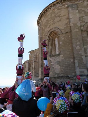 Els castellers han aixecat dos pilars al Baluard de la Reina.