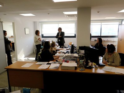 El paer en cap ha saludat als funcionaris municipals que treballen en aquest edifici.