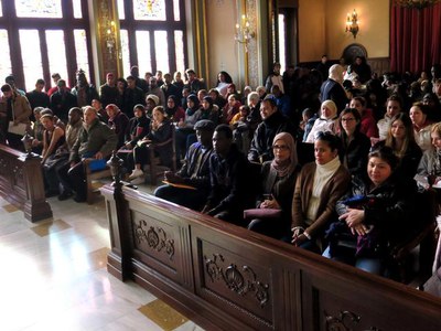 Els alumnes han omplert la sala per rebre els diplomes.