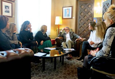 El paer en cap, Fèlix Larrosa, ha rebut la presidenta de Bpw Spain i membre d'Ap! Lleida, Sílvia Vigatà, a la Paeria.