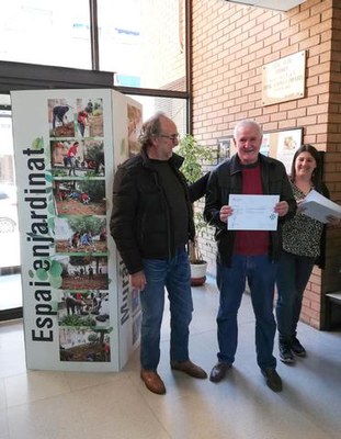 El tinent d'alcalde Xavier Rodamilans ha lliurat els diplomes als veïns que han participat en el projecte de Jardins Socials a la Mariola.