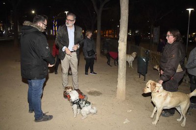 El paer en cap també ha visitat l'àrea per a gossos ubicada al barri de Cappont..