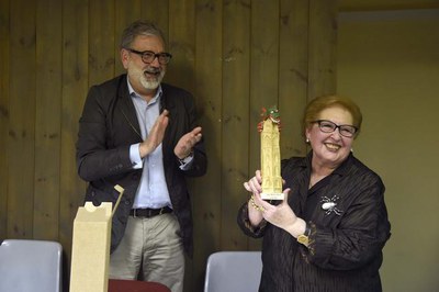 El paer en cap ha fet entrega d'un present a l'homenatjada.