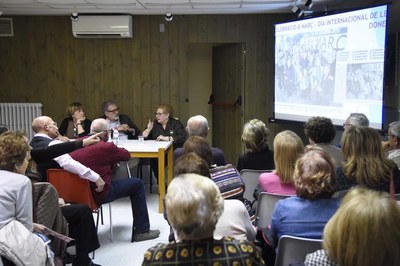 Un moment de l'acte, que ha deixat petita la sala.