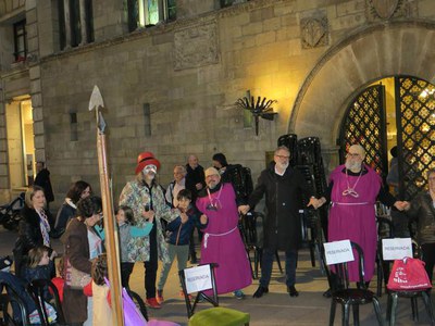 L'alcalde Fèlix Larrosa ha assistit a la representació, que ha tingut lloc a la plaça de la Paeria..