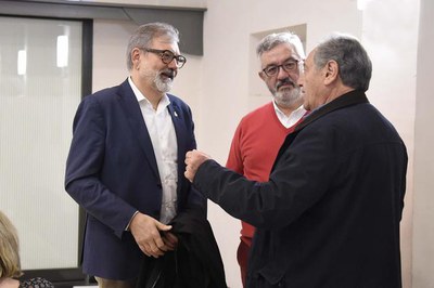El paer en cap, Fèlix Larrosa, amb el president del Centre Llatinoamericà de Lleida, Osvaldo Francia, i el president de l'Assoc. de Comericants, Zona….