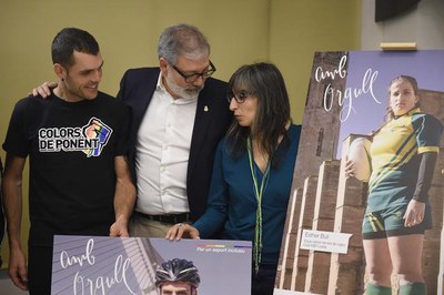 El paer en cap, Fèlix Larrosa, amb Sandra Castro i Carles Sarroca, en la presentació de la campanya "Amb orgull. Per un esport inclusiu".