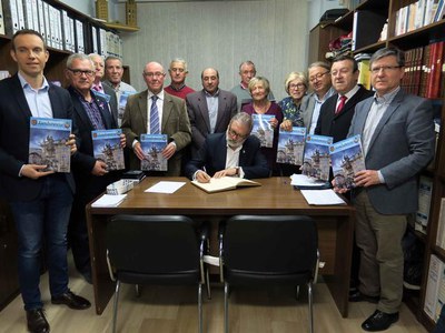 El paer en cap envoltat dels regidors i la junta directiva de l'ens regional.