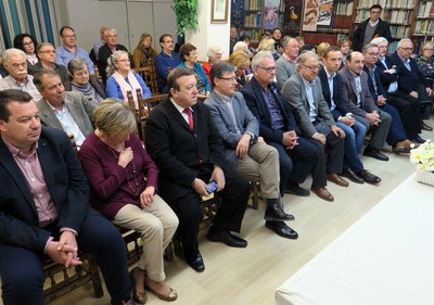 Regidors i representants de les entitats regionals han assistit a la presentació de la revista.