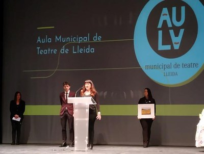 La directora de l'Aula, Mireia Teixidó, en el moment de recollir el premi.