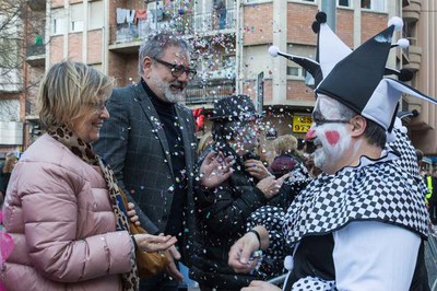 El paer en cap, Fèlix Larrosa, i la regidora de Festes, Montse Parra, han presenciat la desfilada de la rua.