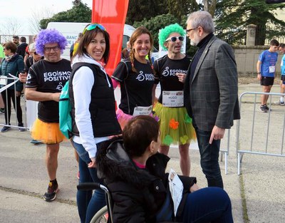 Abans de la sortida, l'alcalde Larrosa ha saludat els participants.