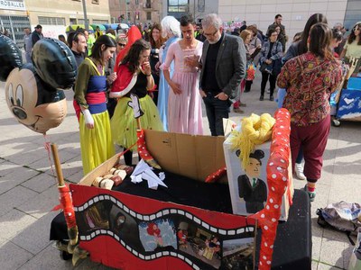 El paer en cap saludant els membres de l'andòomina 'Disney', que ha estat finalment el guanyador.