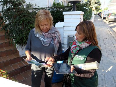 Fotografia d'arxiu de la campanya informativa i d'entrega del material que es va realitzar amb motiu de la implantació de la recollida de residus por….