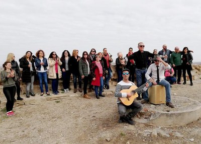 Veïns i veïnes del barri de la Mariola han participat aquest dimarts en l’enregistrament del videoclip “Mariola és nom de dona” a ritme del garrotí.