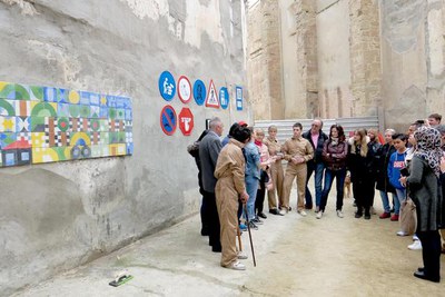 El projecte de rajoles hidràuliques al Pati Obert del Centre Històric ha estat organitzat per la Paeria amb la col·laboració de Creu Roja Lleida, l’A….
