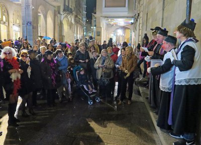 L'enterrament de la Sardina ha recorregut el centre de Lleida des de la plaça de la Sal fins a la plaça de l'Ereta..