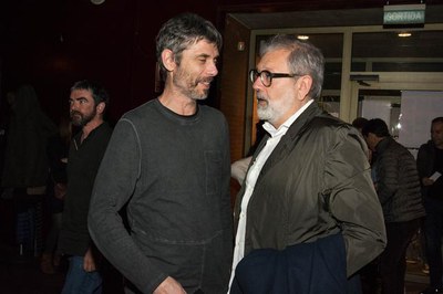 El paer en cap, Fèlix Larrosa, saluda al director del festival, Antoni Gorgues, abans del concert.