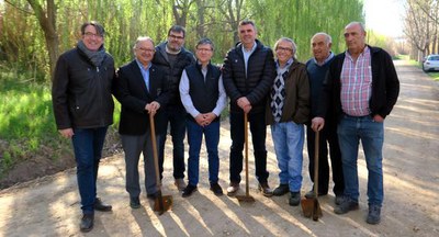 Regidors i organitzadors abans d'iniciar-se la plantada d'arbres.