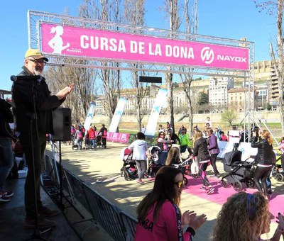 El paer en cap animant a un grup de participants.