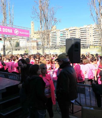L'alcalde i Montse Parra, amb una de les impulsores de la Cursa de la Dona.