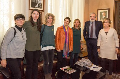 El paer en cap i la regidora d'Esports, amb les integrants de l'Associació, a la Paeria..