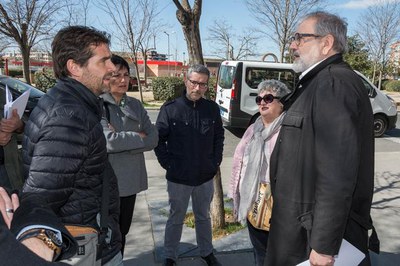 El paer en cap, Fèlix Larrosa, amb la presidenta de l'AV de la Bordeta, M. Carmen Guerrero, en actuacions de manteniment al barri.