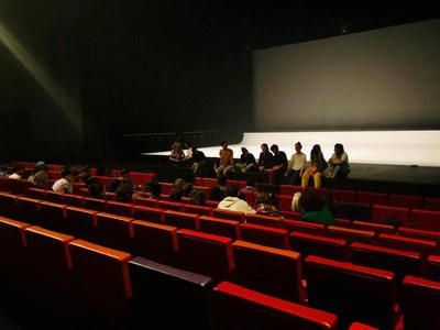 Posteriorment, els ballarins i les ballarines han fet un col·loqui amb els i les estudiants de l’Aula Municipal de Teatre i de la Dansa Estudi de Lle….