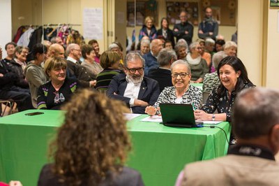 El paer en cap, Fèlix Larrosa, i la tinent d'alcalde Sara Mestres, en l'homenatge a Montserrat Canals, al local social del Clot.