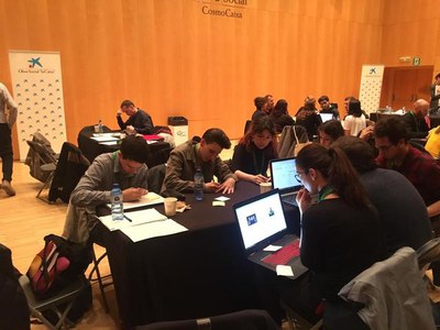 Els equips en plena activitat durant la prova.