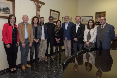 García del Muro amb les autoritats i els responsables de l'Associació d'Antics Alumnes i de l'AMPA.