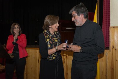 La directora Cèlia Calvo lliurant la medalla a García del Muro.